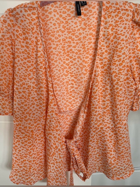 Vero Moda Tops - Vero‎ Moda Orange Wrap Leopard Print Short Sleeve Top Size L